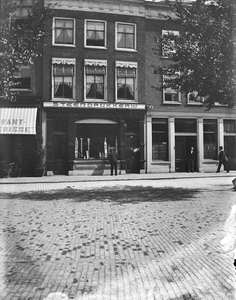 853321 Gezicht op de voorgevels van de huizen Neude 6 - 7 (links, Steendrukkerij Moesman).